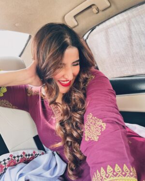 Hareem Farooq Instagram - Masooma aur uski laal lipshtick! Thats it, thats the post 🫶🏻

Aaj ka episode dekha?

#Bismil Wednesday and Thursday @ 8pm only on #arydigital