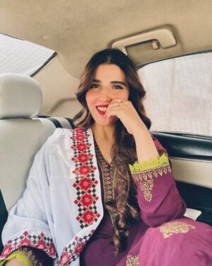 Hareem Farooq Instagram - Masooma aur uski laal lipshtick! Thats it, thats the post 🫶🏻

Aaj ka episode dekha?

#Bismil Wednesday and Thursday @ 8pm only on #arydigital