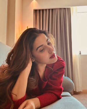 Hareem Farooq Instagram - Cant find my red sweater, also i miss my long hair, also my phone really needs a detox! 🤌🏻

#throwback #rubywoo