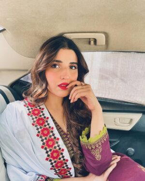 Hareem Farooq Instagram - Masooma aur uski laal lipshtick! Thats it, thats the post 🫶🏻

Aaj ka episode dekha?

#Bismil Wednesday and Thursday @ 8pm only on #arydigital