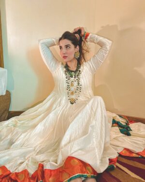 Hareem Farooq Instagram - Chali aan main jithay kar da dil main laang gayi 💃🏻

Love jora and styling courtesy @faizruh and the stunning peices of jewllery courtesy @ayeshaccessories 🫶🏻

#letyourheartleadyou