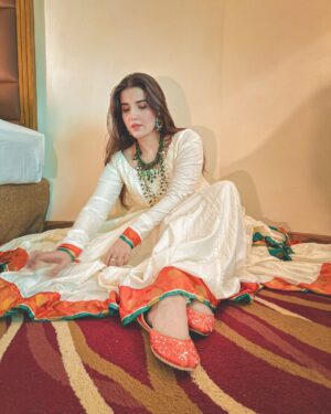 Hareem Farooq Instagram - Chali aan main jithay kar da dil main laang gayi 💃🏻

Love jora and styling courtesy @faizruh and the stunning peices of jewllery courtesy @ayeshaccessories 🫶🏻

#letyourheartleadyou