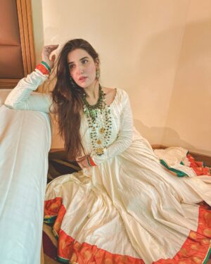 Hareem Farooq Instagram - Chali aan main jithay kar da dil main laang gayi 💃🏻

Love jora and styling courtesy @faizruh and the stunning peices of jewllery courtesy @ayeshaccessories 🫶🏻

#letyourheartleadyou