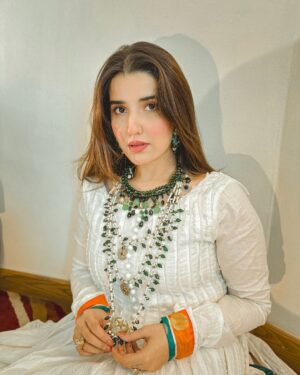 Hareem Farooq Instagram - Chali aan main jithay kar da dil main laang gayi 💃🏻

Love jora and styling courtesy @faizruh and the stunning peices of jewllery courtesy @ayeshaccessories 🫶🏻

#letyourheartleadyou