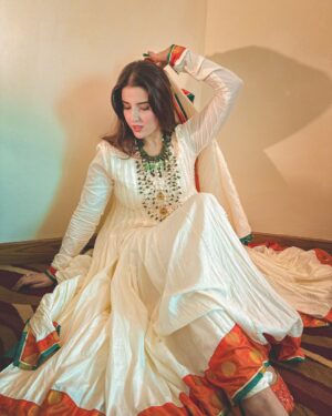 Hareem Farooq Instagram - Chali aan main jithay kar da dil main laang gayi 💃🏻

Love jora and styling courtesy @faizruh and the stunning peices of jewllery courtesy @ayeshaccessories 🫶🏻

#letyourheartleadyou