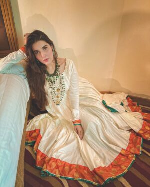 Hareem Farooq Instagram - Chali aan main jithay kar da dil main laang gayi 💃🏻

Love jora and styling courtesy @faizruh and the stunning peices of jewllery courtesy @ayeshaccessories 🫶🏻

#letyourheartleadyou
