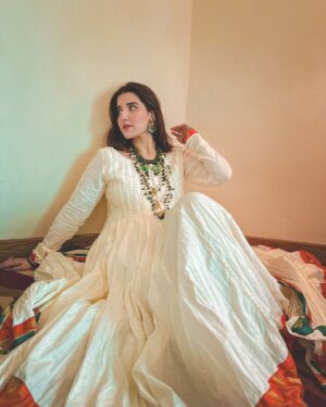 Hareem Farooq Instagram - Chali aan main jithay kar da dil main laang gayi 💃🏻

Love jora and styling courtesy @faizruh and the stunning peices of jewllery courtesy @ayeshaccessories 🫶🏻

#letyourheartleadyou