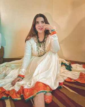 Hareem Farooq Instagram - Chali aan main jithay kar da dil main laang gayi 💃🏻

Love jora and styling courtesy @faizruh and the stunning peices of jewllery courtesy @ayeshaccessories 🫶🏻

#letyourheartleadyou