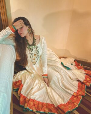Hareem Farooq Instagram - Chali aan main jithay kar da dil main laang gayi 💃🏻

Love jora and styling courtesy @faizruh and the stunning peices of jewllery courtesy @ayeshaccessories 🫶🏻

#letyourheartleadyou
