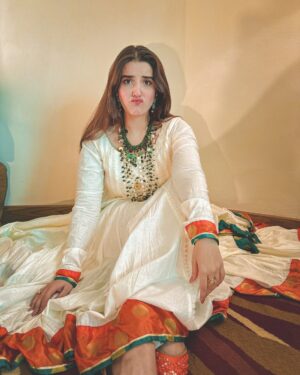 Hareem Farooq Instagram - Chali aan main jithay kar da dil main laang gayi 💃🏻

Love jora and styling courtesy @faizruh and the stunning peices of jewllery courtesy @ayeshaccessories 🫶🏻

#letyourheartleadyou