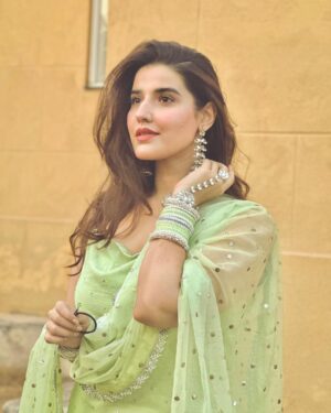 Hareem Farooq Instagram - Eid Mubarak to all you lovely people!! ♥️

Love the eid joraaa @faizruh