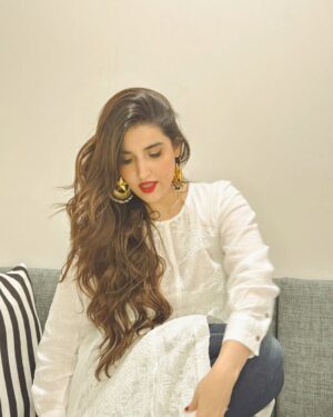 Hareem Farooq Instagram - Flower ✅
White dress ✅
Red lips ✅
Big jhumkas ✅
Hair volume ✅
Im ready! 

Styling: @faizruh 
💄: @ikramgoharofficial 
💍: @ayeshaccessories 

#redlips #whiteaesthetic #flowerlovers