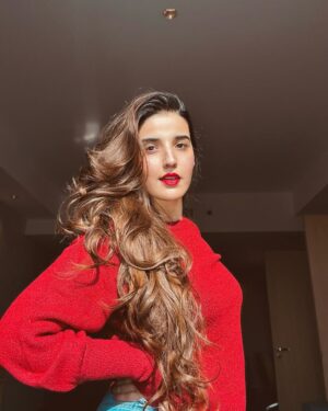 Hareem Farooq Instagram - Cant find my red sweater, also i miss my long hair, also my phone really needs a detox! 🤌🏻

#throwback #rubywoo