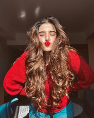 Hareem Farooq Instagram - Cant find my red sweater, also i miss my long hair, also my phone really needs a detox! 🤌🏻

#throwback #rubywoo