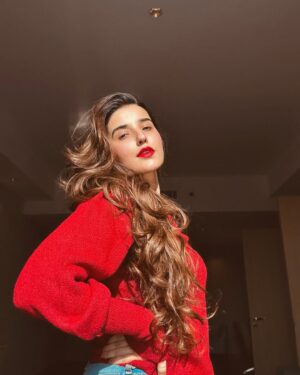 Hareem Farooq Instagram - Cant find my red sweater, also i miss my long hair, also my phone really needs a detox! 🤌🏻

#throwback #rubywoo