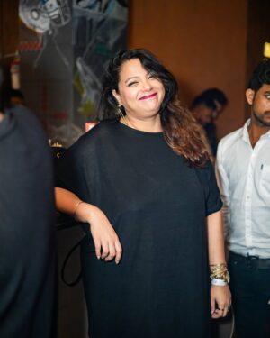 Harleen Sethi Instagram - The many moods & many dear friends celebrating the newest coolest sneaker bar in town 👟🕺🏻🍾💥🍻💃🏻 

@kicobarmumbai