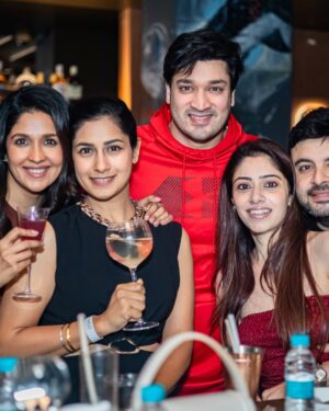 Harleen Sethi Instagram - The many moods & many dear friends celebrating the newest coolest sneaker bar in town 👟🕺🏻🍾💥🍻💃🏻 

@kicobarmumbai