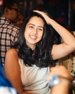 Harleen Sethi Instagram - The many moods & many dear friends celebrating the newest coolest sneaker bar in town 👟🕺🏻🍾💥🍻💃🏻 

@kicobarmumbai
