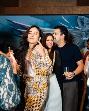Harleen Sethi Instagram - The many moods & many dear friends celebrating the newest coolest sneaker bar in town 👟🕺🏻🍾💥🍻💃🏻 

@kicobarmumbai