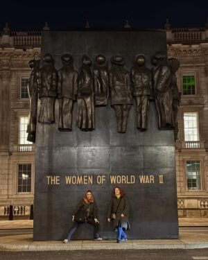 Hasibe Eren Instagram - Eyfel ve Royal Festival Hall ve günde 20 k adım ve Louvre ve savaş atlatmış kadınlar ve canım ekip ve güzel anılar özetle Londra &Paris turnesi