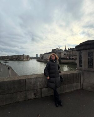 Hasibe Eren Instagram - Eyfel ve Royal Festival Hall ve günde 20 k adım ve Louvre ve savaş atlatmış kadınlar ve canım ekip ve güzel anılar özetle Londra &Paris turnesi
