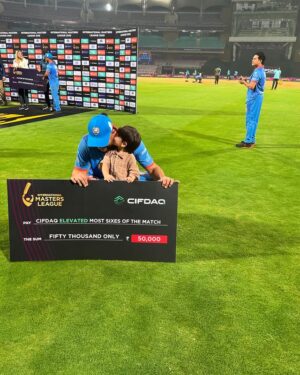 Hazel Keech Instagram - Ah man, this boy adores you, he has no idea who you are to the world or what you've done and yet this boy is the most proud of you when you get 1 run and when you don't do the amazing catch but when you just defend the stumps (whatever you call it) he cheers in those moments and yells Good Job Daddy because to him, you're his hero every day. You make him feel loved and secure knowing you'll always catch him. And u just couldn't be proud of the father and husband you, that you knew you always wanted to be xxx #mydaddyismyhero @yuvisofficial