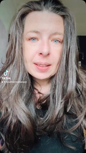 Heather Matarazzo Instagram - Sign of life check-in. Sending y’all a big hug and so much love. #pocketsofjoy #checkin #dontletthebastardsgetyoudown