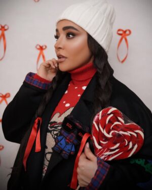 Hediyeh Azidhak Instagram - 🌹💌🍭

جز عشق جهان نکته ارزنده ندارد 

📸 : @sevangraphy 
🎨 : @samanehshadi_makeup 

#سپندارمذگان