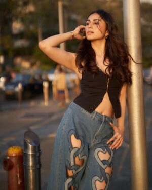 Heena Achhra Instagram - Marine drive ka SUNSET ♥️🌞
.
.
.
.
.
.
.

Captured by @saurabh_sonkar 📸
Wearing @fancypantsofficial 👖 
Jewellery by @shopalloya @spiffypublicrelations 💎 
Styled by @priti__mehta_ 🫶🏻
Makeup and hair by @makeoverby_charitra💋
