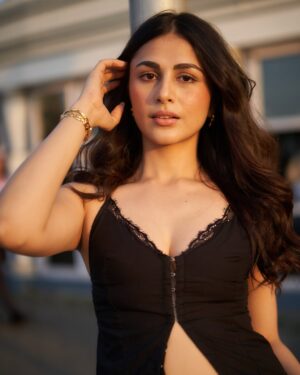 Heena Achhra Instagram - Marine drive ka SUNSET ♥️🌞
.
.
.
.
.
.
.

Captured by @saurabh_sonkar 📸
Wearing @fancypantsofficial 👖 
Jewellery by @shopalloya @spiffypublicrelations 💎 
Styled by @priti__mehta_ 🫶🏻
Makeup and hair by @makeoverby_charitra💋