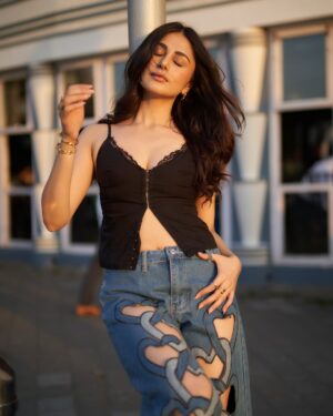 Heena Achhra Instagram - Marine drive ka SUNSET ♥️🌞
.
.
.
.
.
.
.

Captured by @saurabh_sonkar 📸
Wearing @fancypantsofficial 👖 
Jewellery by @shopalloya @spiffypublicrelations 💎 
Styled by @priti__mehta_ 🫶🏻
Makeup and hair by @makeoverby_charitra💋