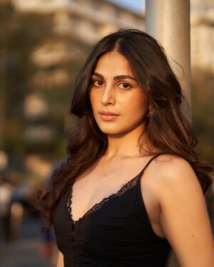 Heena Achhra Instagram - Marine drive ka SUNSET ♥️🌞
.
.
.
.
.
.
.

Captured by @saurabh_sonkar 📸
Wearing @fancypantsofficial 👖 
Jewellery by @shopalloya @spiffypublicrelations 💎 
Styled by @priti__mehta_ 🫶🏻
Makeup and hair by @makeoverby_charitra💋