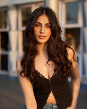 Heena Achhra Instagram - Marine drive ka SUNSET ♥️🌞
.
.
.
.
.
.
.

Captured by @saurabh_sonkar 📸
Wearing @fancypantsofficial 👖 
Jewellery by @shopalloya @spiffypublicrelations 💎 
Styled by @priti__mehta_ 🫶🏻
Makeup and hair by @makeoverby_charitra💋