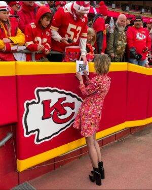 Heidi Gardner Instagram - I LOVE YOU CHIEFS and I think you’re the best ❤️💛❤️ sending you all my love and luck today ✨✨✨✨✨✨✨✨✨✨✨✨✨