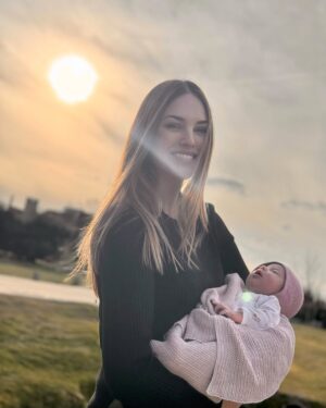 Helen Lindes Instagram - Tarde preciosa con mis dos princesas Aura y Anais 👸🏻👶 ¡¡¡Qué arte tiene Aura sacando fotos!!! Me ha estado dirigiendo y diciéndome como posar. No sé de quien lo habrá aprendido 🤔 Me la como 🥰🥰 #paseodefebrero #18diaspostparto