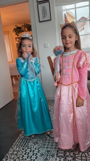 Helena Costa Instagram - Carnaval 2025 e os outros todos! 
E o tempo voa!! Os meus favoritos continuam a ser os do primeiro ano 😂 aqueles em que eu podia escolher sem a opinião delas 😆  #carnaval2025 #carnivaltwins