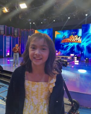 Helga Krapf Instagram - The face you make when you get to experience mommy’s old stomping grounds. 😍 

Amelie has been so curious about my life as an actress, asking so many questions about behind the scenes, in between takes, interviews, and the whole acting process. She asked if she can watch @itsshowtimena when we visit PH and her Ninong @augustbenitez granted her wish like a true fairy godfather. 🪄🤭 Thank you so much Sir August! 🙏🏼

Thank you also to her Ninong @teddspotting na pinaghandaan ang german, shooked si Amelie sayo! Lol Also to her Ninong @vhongx44 for seeing her backstage. 🫶

To Ninong @thirdeeduran , Tita @alyannaaranezz and Tito @deanscenes for coming and vlogging (follow niyo siya sa tiktok 🤣) 

And to the staff and kuyang marshalls of Abs who are as respectful and kind as I remember them to be. Truly felt like coming back to your former home. 🏠