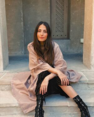Hiba Tawaji Instagram - Cette chanson 🤍 et d’autres en français à venir, avec de belles et nouvelles collaborations… J’ai hâte de vous emmener dans ce voyage musical ! Bientôt 🎶❤️