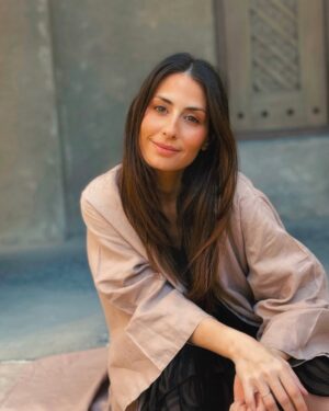 Hiba Tawaji Instagram - Cette chanson 🤍 et d’autres en français à venir, avec de belles et nouvelles collaborations… J’ai hâte de vous emmener dans ce voyage musical ! Bientôt 🎶❤️