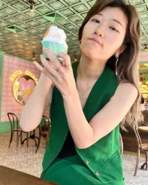 Hiccorohee Instagram - 🍨🏆
第67回グラミー賞　授賞式　
WOWOW中継ありがとうございました

チャペルのステージ見ながら人生は巾着袋と思った
わしまさか35歳であんなとこ座らせてもらえるとは
ケンドリックラマーもビリーアイリッシュも最高

インスタグラムみたいなアイスクリーム屋があったのに
インスタグラムみたいに撮れなかったとき

I had the honor of participating as a Japanese broadcast guest at the 67th Grammy Awards ceremony. This experience gave me a sense of honor that was distinct from the excitement I had felt throughout my career as a comedian.

When I watched Chapel Lone perform on stage, I was deeply moved by the contrast between life’s limitless possibilities and the constraints imposed by society. It made me reflect deeply on what it means to truly live. I sincerely hope for a world where everyone can live authentically as themselves and for a society that respects and protects the rights of all artists who pursue and express their individuality.

Lastly, I would like to express my deep respect to all the staff who carried out the ceremony with a strong sense of duty despite the Los Angeles fire. My thoughts and prayers are with everyone affected.

And then, I really respect for two great hosts!!!!!!
@chiakihoran_official  @jonkabira.official 

#grammy #grammyawards #grammy2025
#グラミー賞