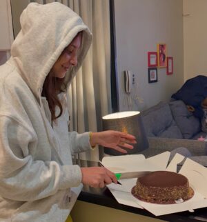 Hina Altaf Instagram - Happy birthday to me! 🎉 I was completely exhausted but woke up after 10 hours. But hey, it’s my birthday, so I had to cut the cake! You all know me—simple birthdays are my thing! 🌟