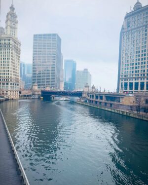 Hina Altaf Instagram - took pictures of at least 5 innocent HOO-MANS today and they clicked mine ♥️ Got my cutest fridge magnet which is always on my list. Yes it’s cold but you just need to  keep the right clothes and trust me. You’re. GOOD TO GO in the Windy City. Signing out. 🎀♥️