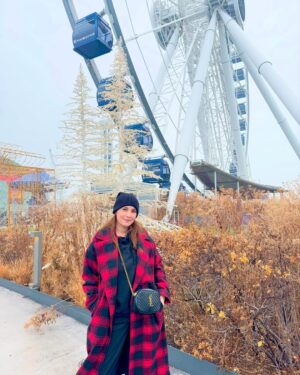 Hina Altaf Instagram - took pictures of at least 5 innocent HOO-MANS today and they clicked mine ♥️ Got my cutest fridge magnet which is always on my list. Yes it’s cold but you just need to  keep the right clothes and trust me. You’re. GOOD TO GO in the Windy City. Signing out. 🎀♥️
