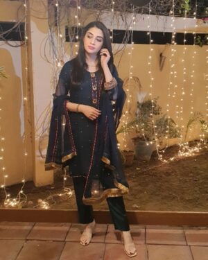 Hina Javed Instagram - 🌺💚

Dress:@tasneemsadafofficial 
Shoes:@blackbeiger