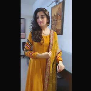 Hina Javed Instagram - 💛💫

Outfit:@tasneemsadafofficial