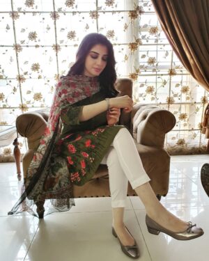 Hina Javed Instagram - The more you like yourself, the less you are like anyone else, which makes you unique. Walt Disney🌹🌺 #Pardes #rija #success #standstrong #arydigital #humtv #hinajaved