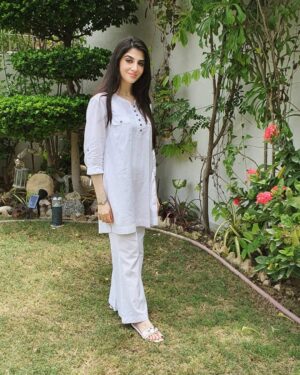 Hina Javed Instagram - Fatima drama serial wafa bemol only on humtv🌹🤍💚#hinajaved #wafabemol #humtv #arydigital 
Shoes:@blackbeiger