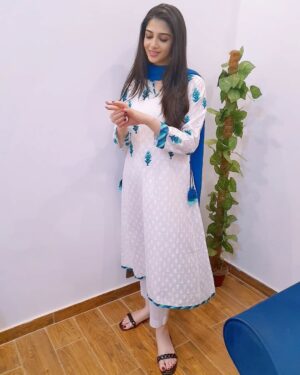Hina Javed Instagram - 💙🤍