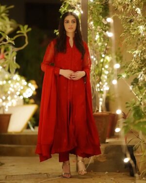 Hina Javed Instagram - Nayab🌹

Dress:@aghanoorofficial 
Photography:@salman__mohsin 

@aantvpk
#aijazaslamproductions