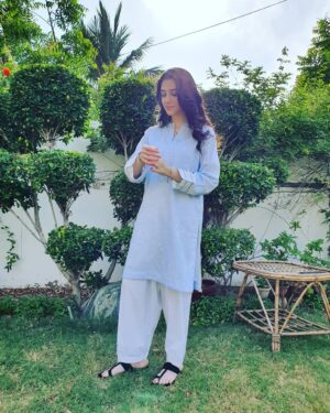 Hina Javed Instagram - Her soul was too deep to explore by those who always swam in the shallow end 💙🤍💚#rija #sixsigmaplus #arydigital #humtv #pardes #hinajaved